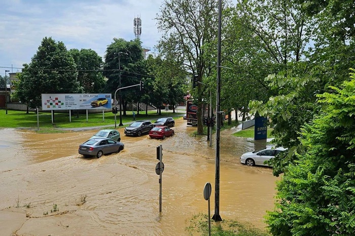 Velike padavine u Kutini, ceste i objekti pod vodom