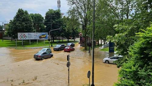 Velike padavine u Kutini, ceste i objekti pod vodom