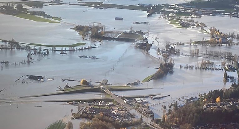 Velike poplave na zapadu Kanade: Bujice uništile ceste, na terenu i vojska