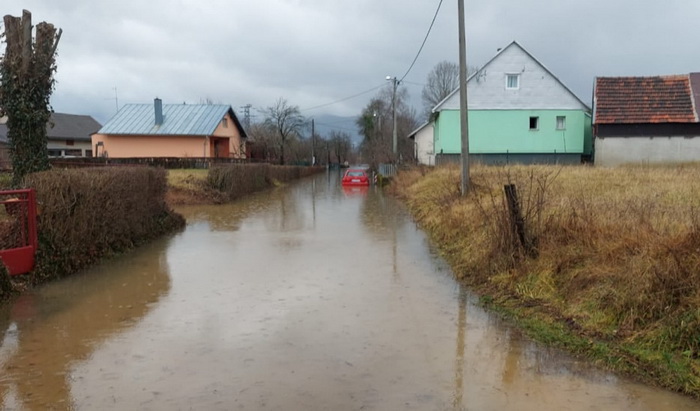 Velike poplave pogodile Gospić, kuće pod vodom