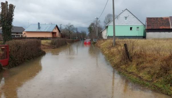 Velike poplave pogodile Gospić, kuće pod vodom