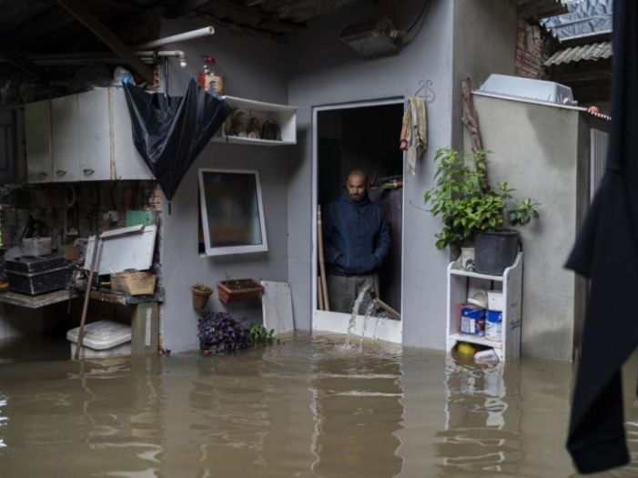 Velike poplave u Brazilu, voda došla do krovova kuća