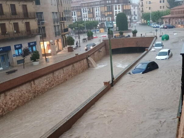 Velike poplave u Španiji: Auta plutaju ulicama, tuča oštetila avion u letu