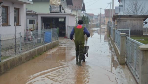 Velike štete nakon poplava u Lukavcu i Gračanici