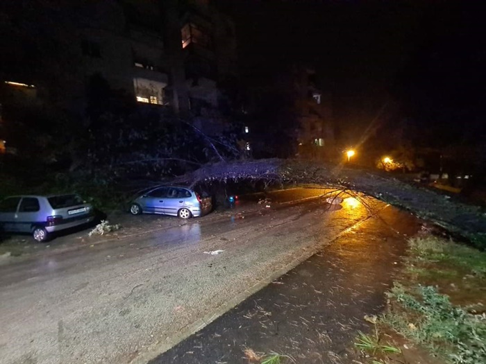 Veliki bor poklopio auto u Mostaru, intervenisali vatrogasci