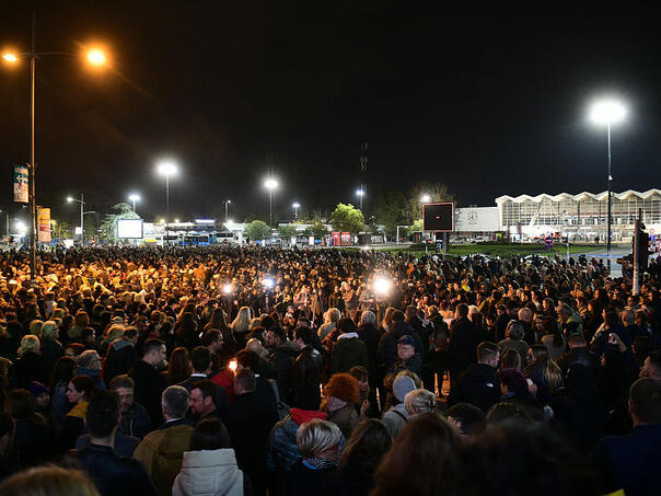 Veliki broj građana ispred Željezničke stanice u Novom Sadu, pale se svijeće