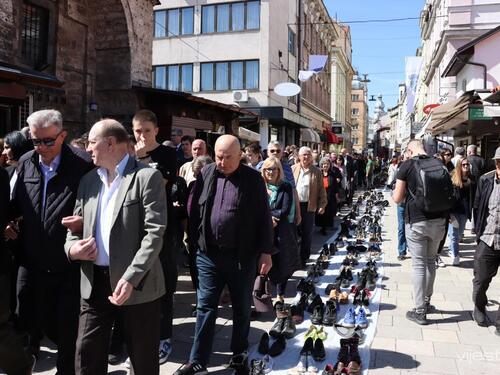 Veliki broj građana u tihoj šetnji 'Stazom sjećanja' na opsadu Sarajeva