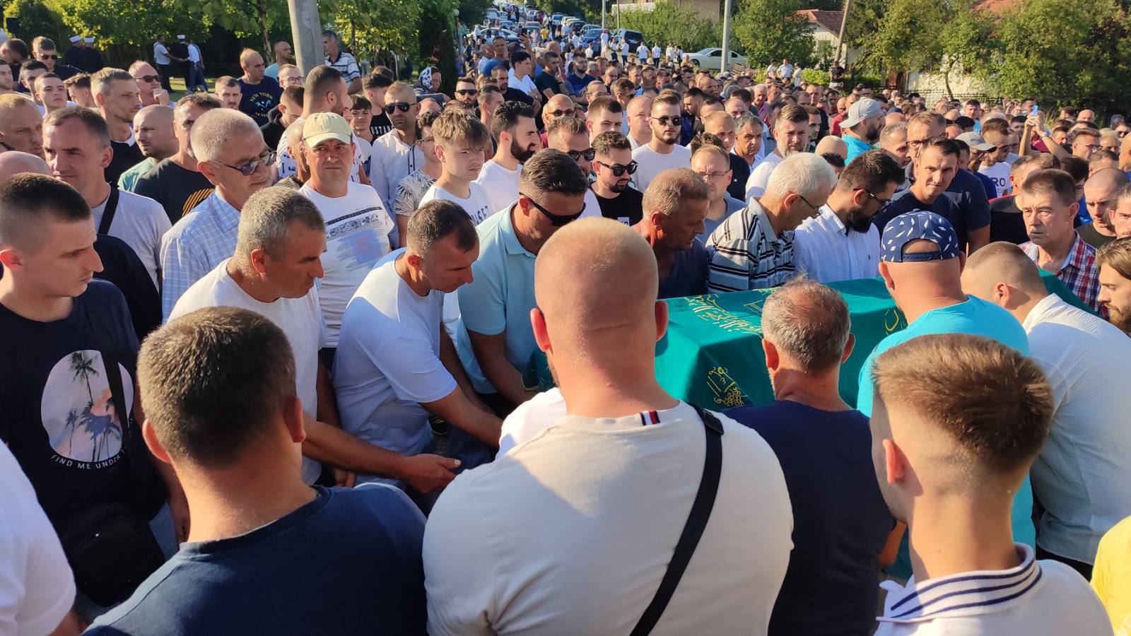 Veliki broj ljudi na dženazi ubijenoj Nizami Hećimović