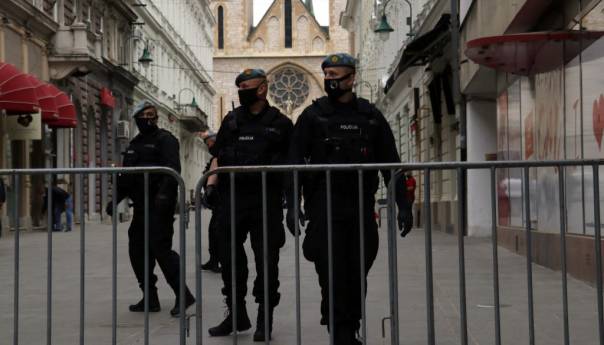 Veliki broj policajaca osigurava prostor oko Katedrale u Sarajevu