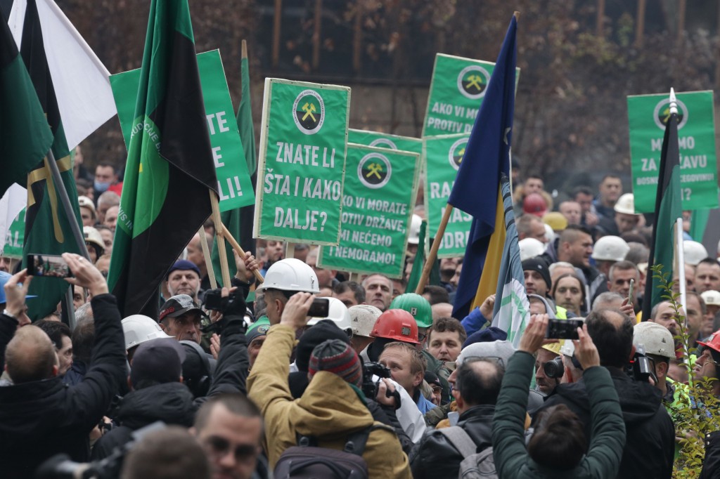 Veliki broj rudara pred zgradom Vlade FBiH traže svoja prava