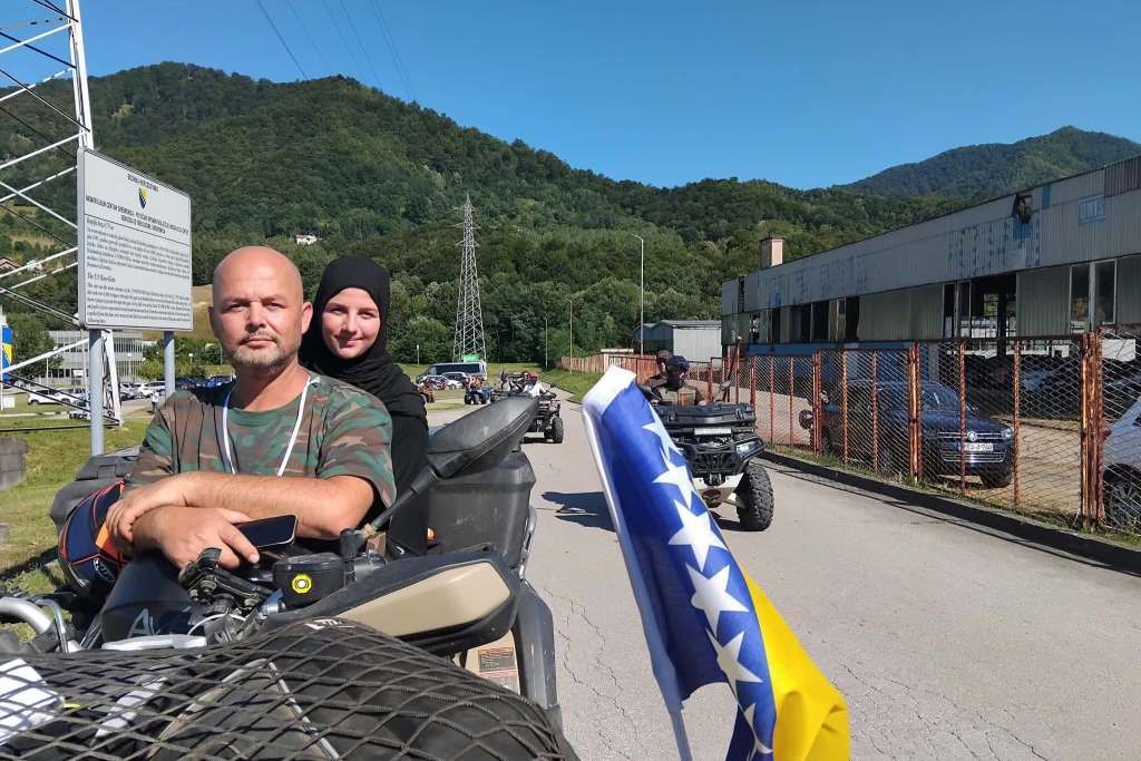 Veliki broj učesnika na kvadovima stigao u Potočare kako bi odali počast žrtvama genocida