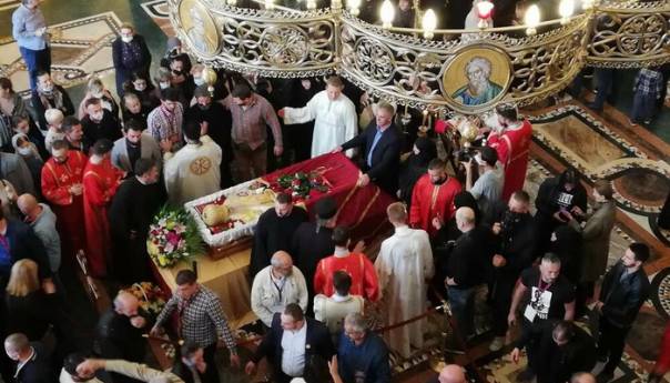 Veliki broj vjernika i građana pred hramom u Podgorici