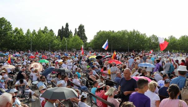Veliki broj vjernika iz cijeloga svijeta sudjelovalo u procesiji u Međugorju