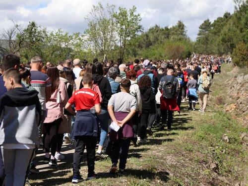 Veliki broj vjernika na Križnom putu na Humu; Biskup: Uskrs je ispunjenje i čežnja našega života
