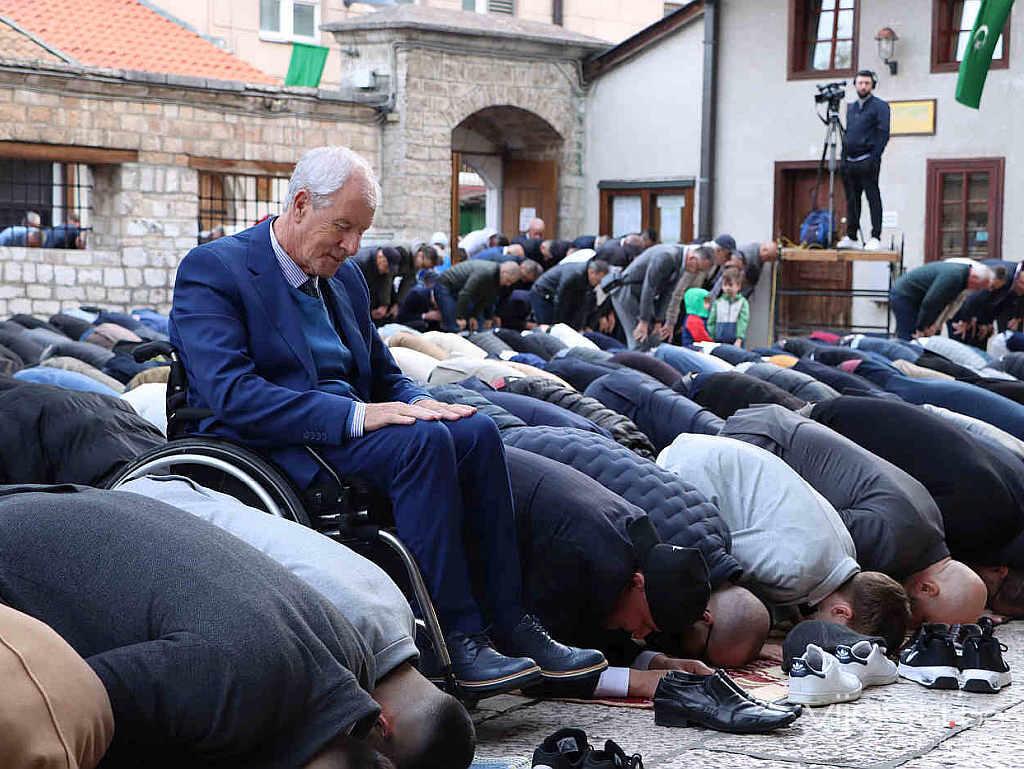Veliki broj vjernika u Gazi Husrev-begovoj džamiji u Sarajevu klanjao bajram-namaz