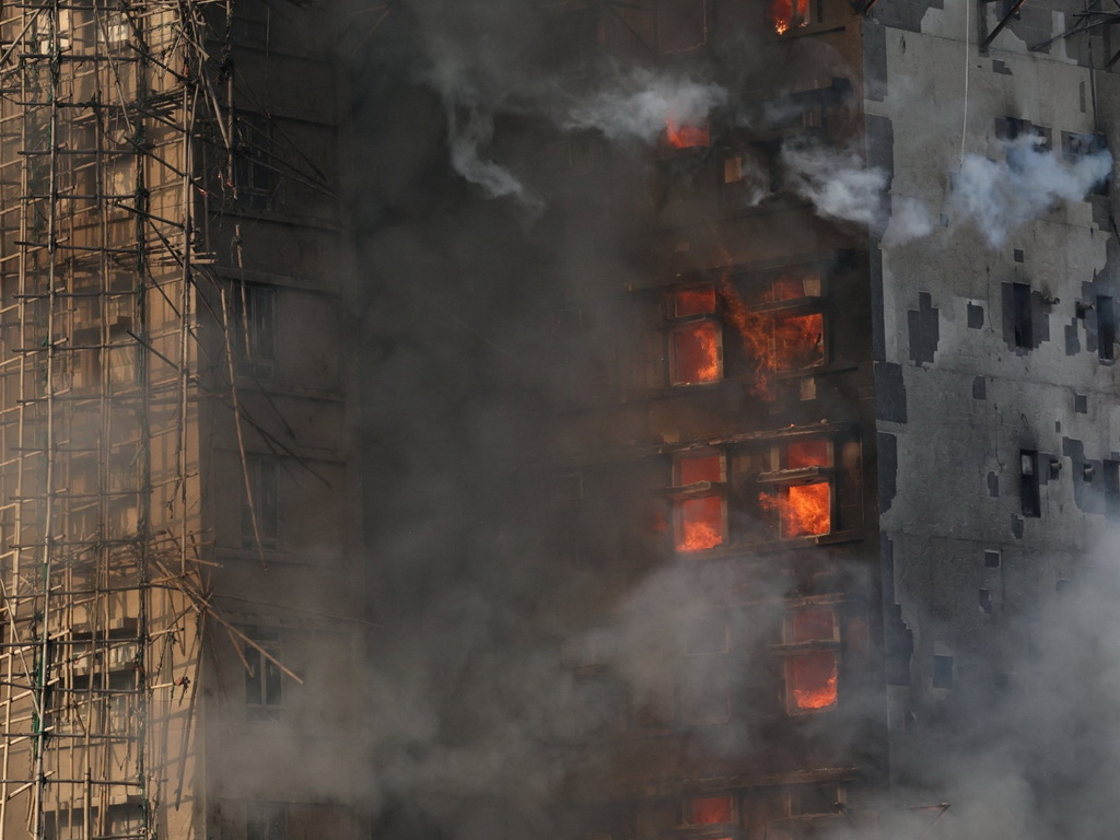 Veliki požar guta stambene nebodere u Hong Kongu