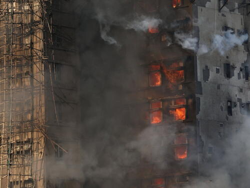 Veliki požar guta stambene nebodere u Hong Kongu