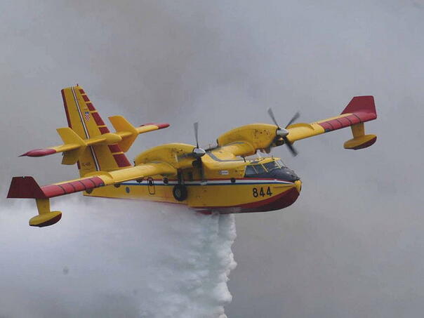 Veliki požar izbio u Zadru: Podignuti kanaderi i Air Tractori