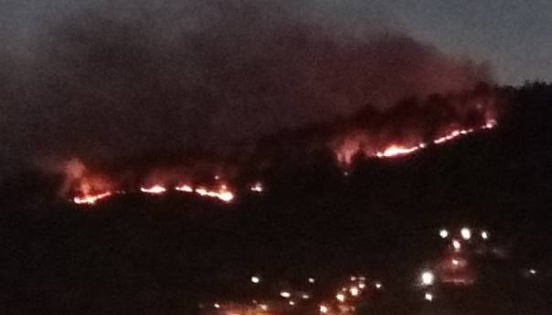 Veliki požar iznad Zenice prijeti kućama