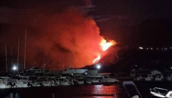 Veliki požar kod Bara, željeznički saobraćaj obustavljen