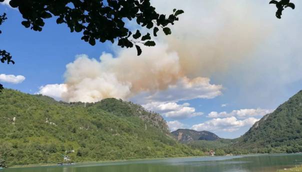 Veliki požar u rejonu Boračkog jezera, traži se pomoć vojske