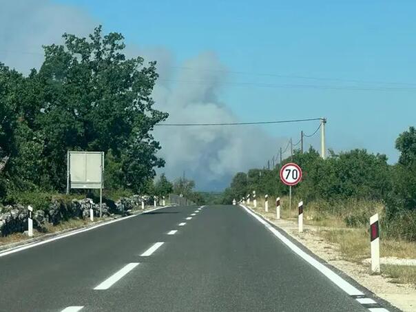Veliki požar kod Šibenika, ozbiljno zaprijetio kućama