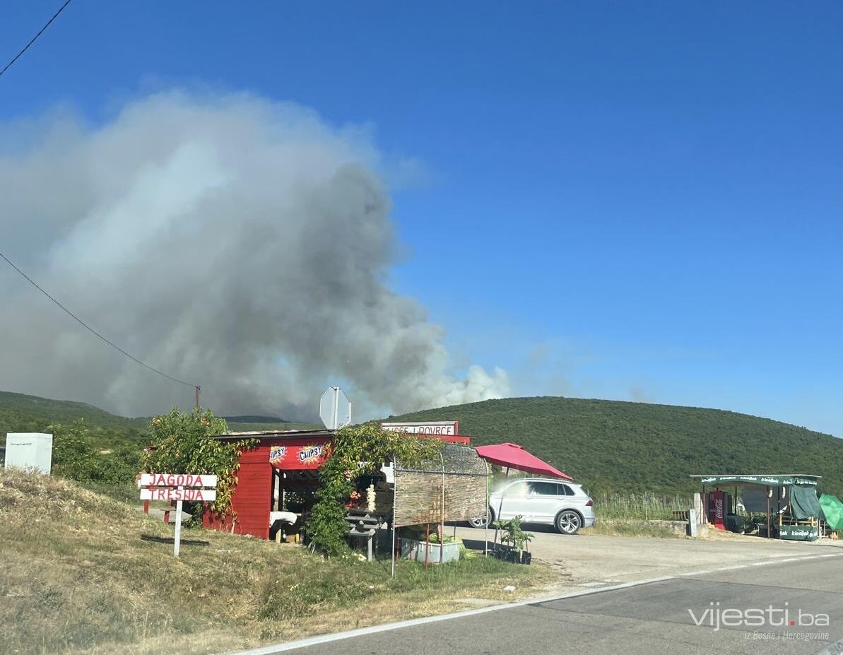 Veliki požar kod Stoca: Zahvaćen minski sumnjiv teren, čule se i eksplozije