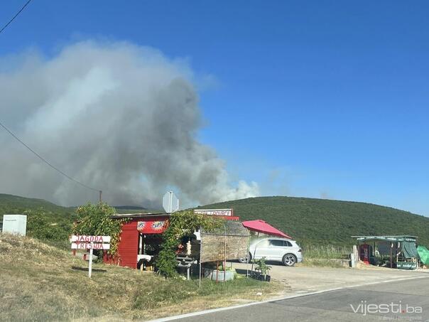 Veliki požar kod Stoca: Zahvaćen minski sumnjiv teren, čule se i eksplozije