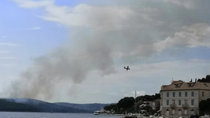 Veliki požar na Braču, gori šuma na nepristupačnom terenu