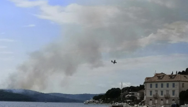 Veliki požar na Braču, gori šuma na nepristupačnom terenu