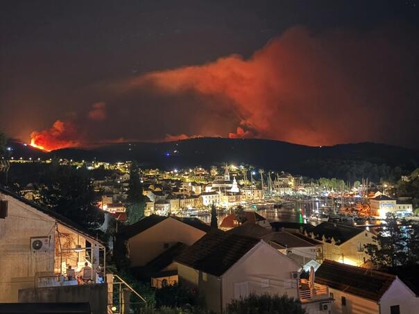 Veliki požar na Braču: Bura ponovo rasplamsala vatru