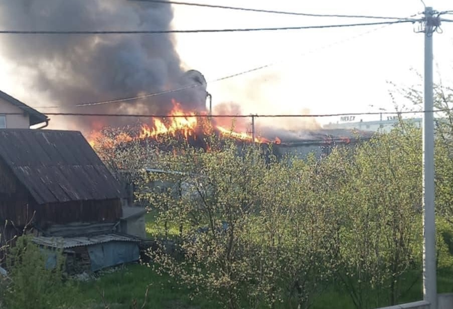 Veliki požar na firmi u Živinicama, na terenu tri jedinice vatrogasaca