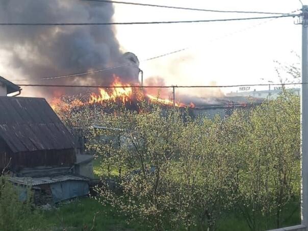 Veliki požar na firmi u Živinicama, na terenu tri jedinice vatrogasaca
