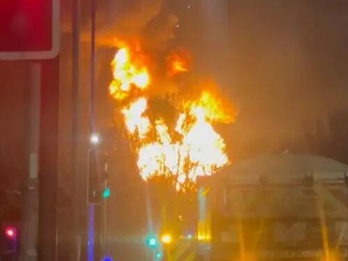 Veliki požar pored glavnog aerodroma u Londonu, letovi otkazani