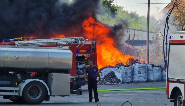 Veliki požar u banjalučkom naselju Lazarevo, angažovan helikopter