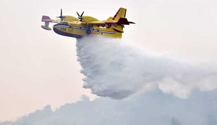Veliki požar u Dalmaciji, kanaderi spašavaju kuće na otoku Čiovu