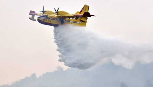 Veliki požar u Dalmaciji, kanaderi spašavaju kuće na otoku Čiovu