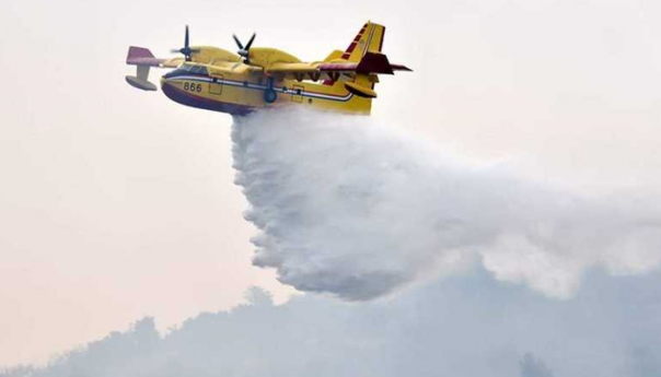 Veliki požar u Dalmaciji, kanaderi spašavaju kuće na otoku Čiovu
