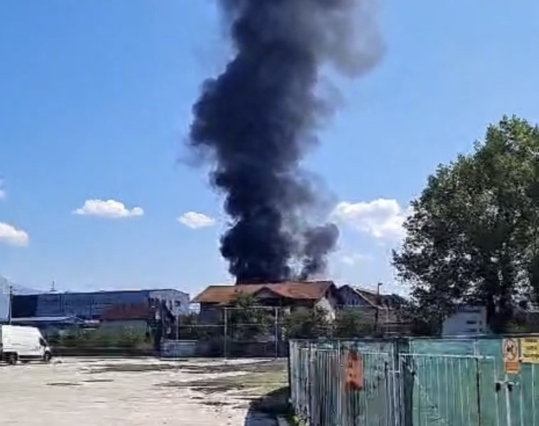 Veliki požar u Hrasnici, gori kuća, štala i šupa