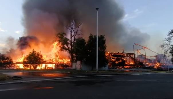 Veliki požar u Hrvatskoj, gori drveno skladište