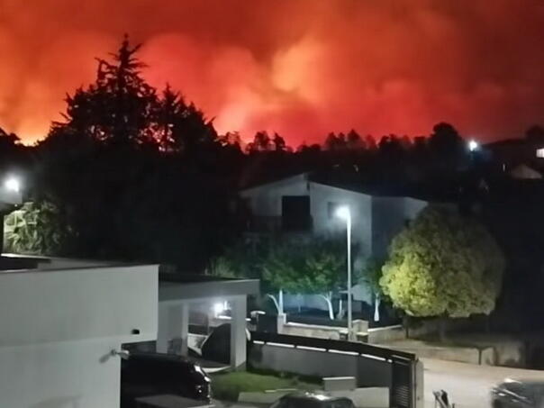 Veliki požar u Ljubuškom, vatra prijetila objektima