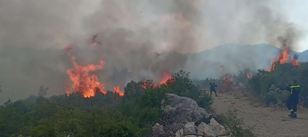 Veliki požar u Neumu proširio se na selo Hutovo, gasi ga helikopter OS BiH
