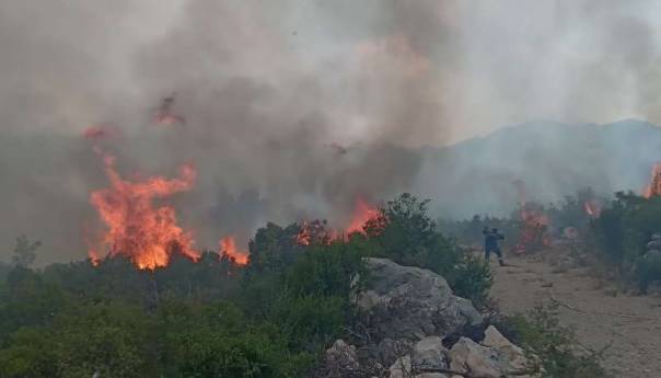 Veliki požar u Neumu proširio se na selo Hutovo, gasi ga helikopter OS BiH