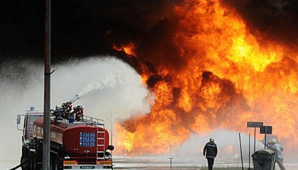 Veliki požar u rafineriji nafte kod Los Angelesa
