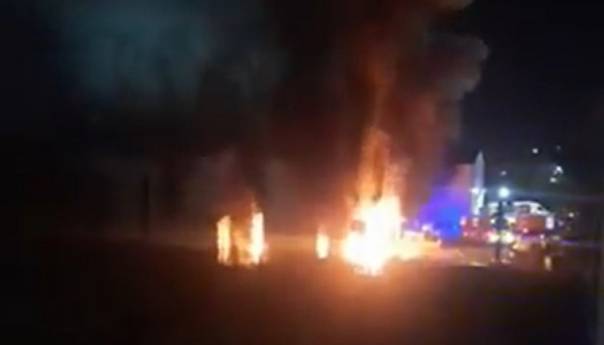 Veliki požar u Rajlovcu: Gori tvornica namještaja