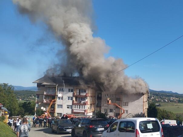 Veliki požar u Vlasenici: Dvije zgrade u plamenu