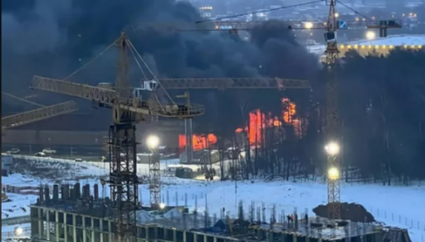 Veliki požar zahvatio tržni centar, urušio se i krov