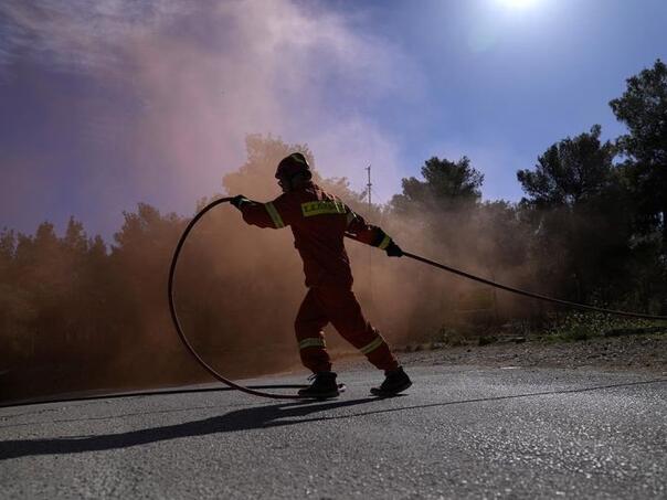 Veliki požari bjesne širom Grčke, vatrogasci na izmaku snaga