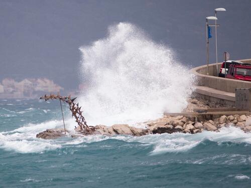 Veliki problemi s vjetrom u Hrvatskoj: Trudnica spašena s Visa, drama u Dubrovniku