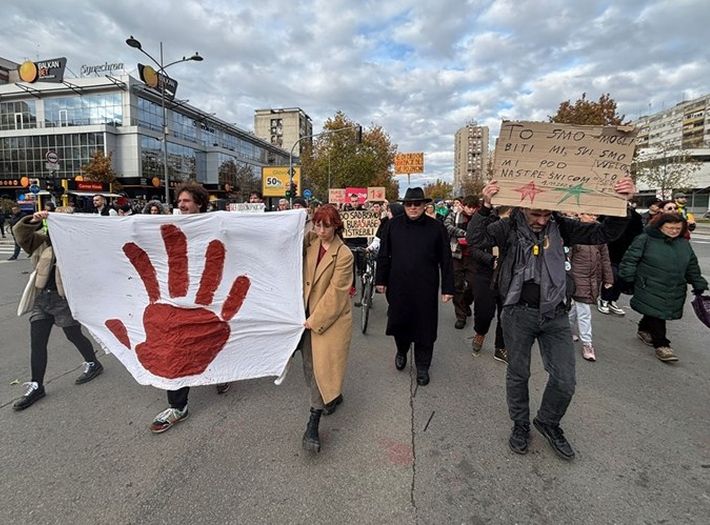 Veliki protest u Novom Sadu: Demontranti poručili da će ofarbati grad u crveno
